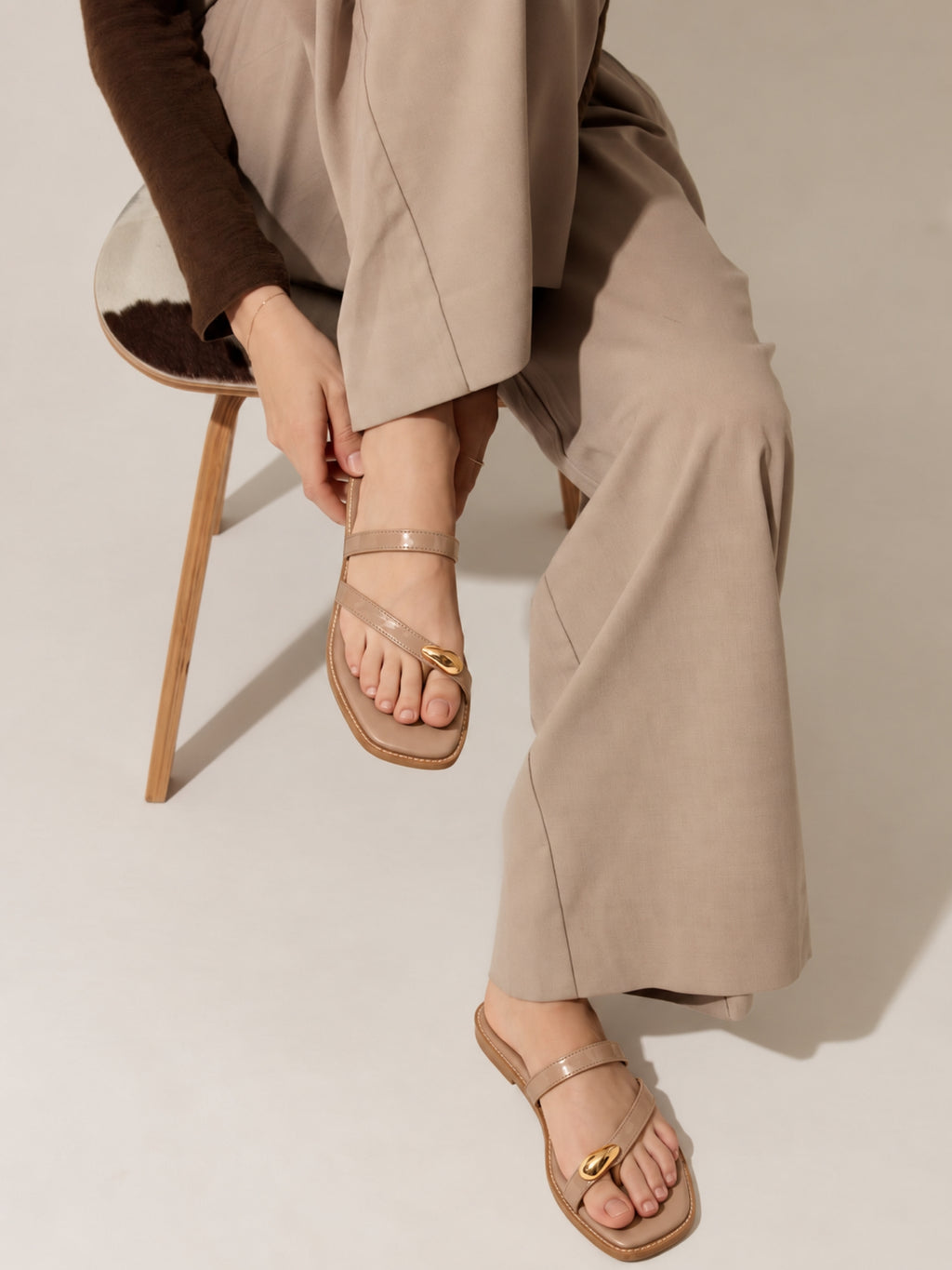 Mira (Glossy Toe-Ring Flat)